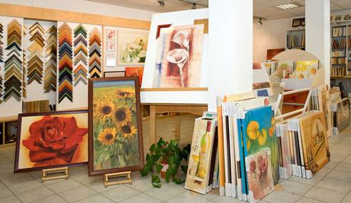 Ausstellungsraum für Bilder und Bilderrahmen mit gerahmten Kunstdrucken