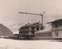 Baustelle mit Kran im Schnee, Neubau am Rosengarten 1965