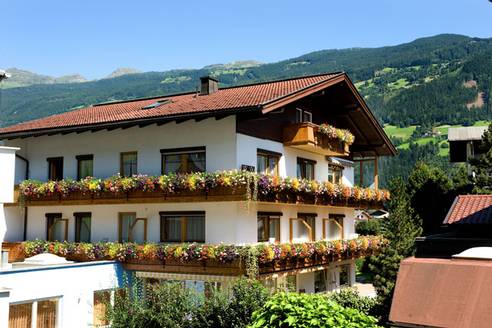 Gästehaus Gstrein vor Tiroler Bergpanorama